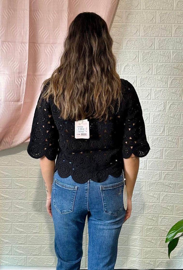 Camicia Nera Traforata con Bottoni Perla - Eleganza Romantica