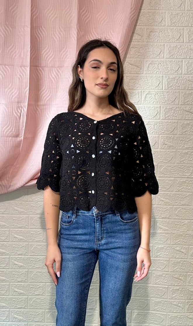 Camicia Nera Traforata con Bottoni Perla - Eleganza Romantica