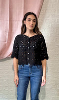 Camicia Nera Traforata con Bottoni Perla - Eleganza Romantica
