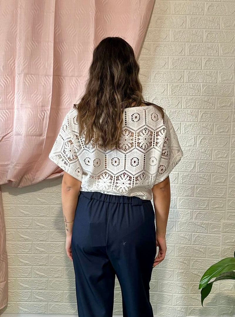 Blusa Bianca Traforata con Motivi Geometrici - Eleganza Estiva