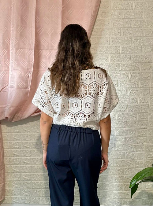 Blusa Bianca Traforata con Motivi Geometrici - Eleganza Estiva
