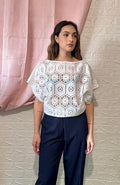Blusa Bianca Traforata con Motivi Geometrici - Eleganza Estiva