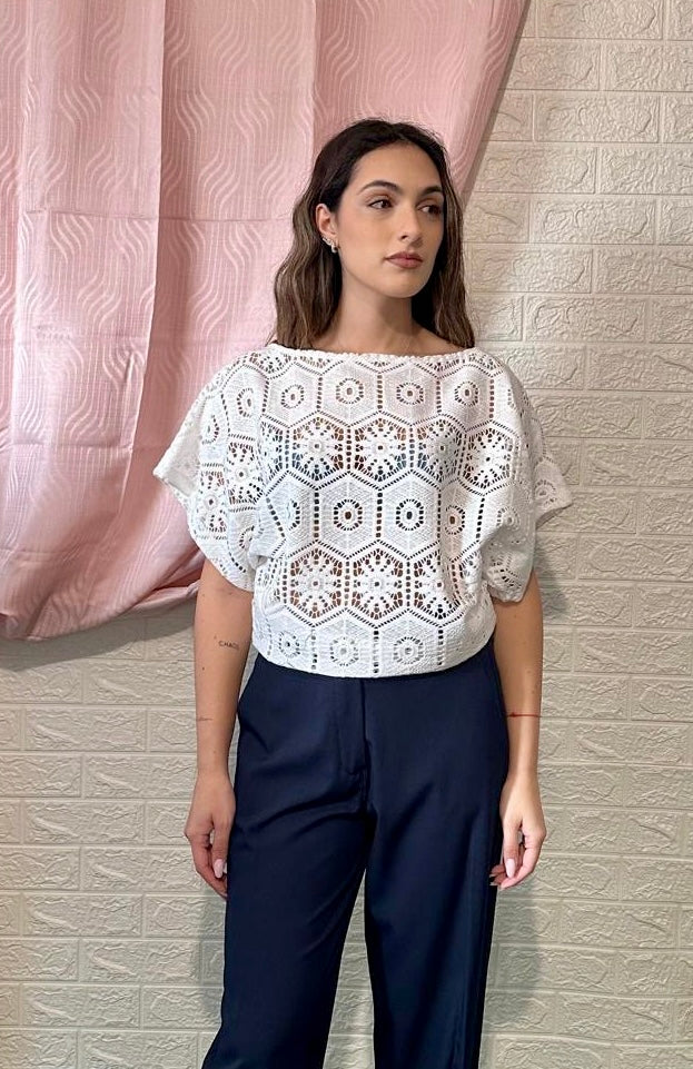 Blusa Bianca Traforata con Motivi Geometrici - Eleganza Estiva