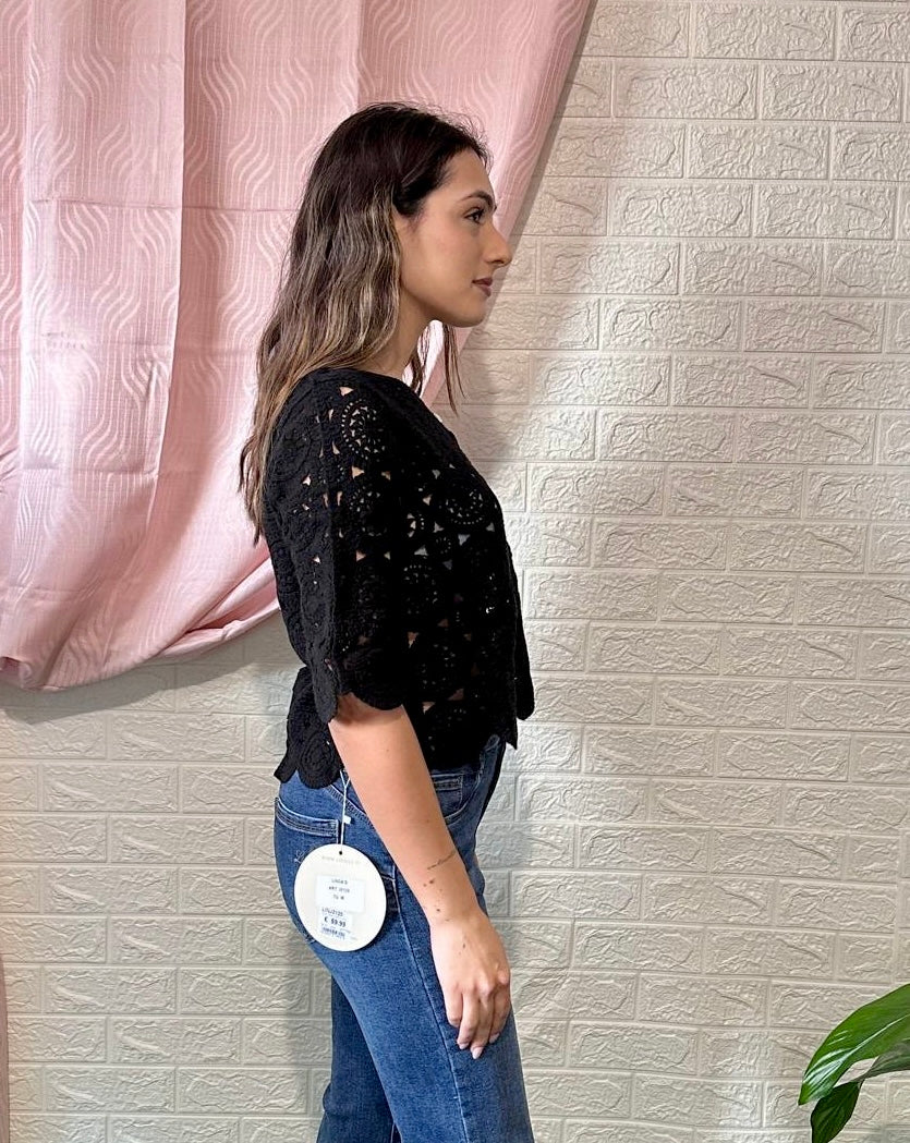 Camicia Nera Traforata con Bottoni Perla - Eleganza Romantica