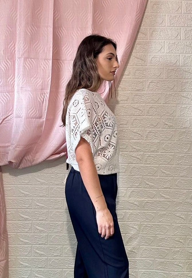 Blusa Bianca Traforata con Motivi Geometrici - Eleganza Estiva