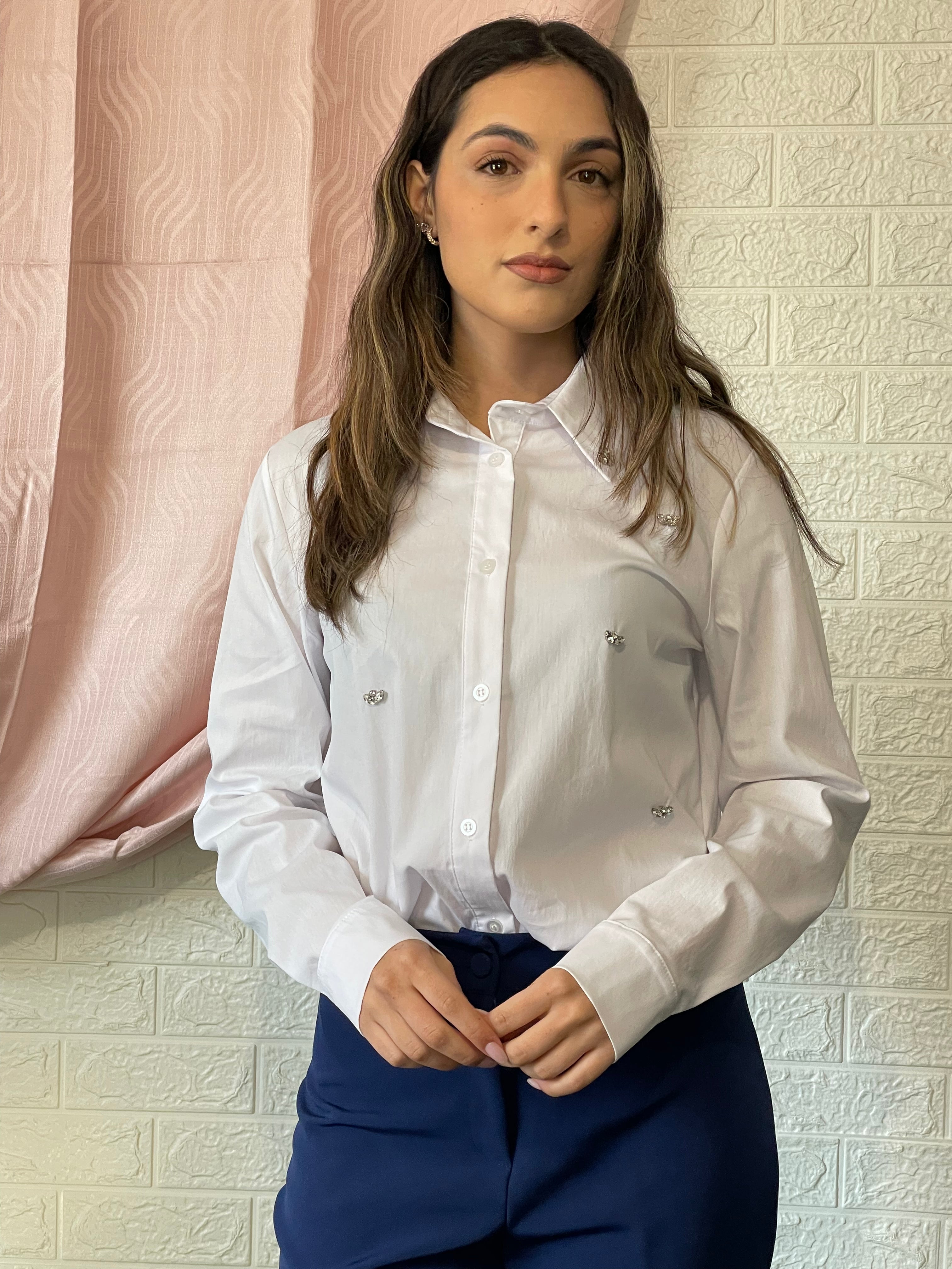 Camicia bianca con dettagli argentati