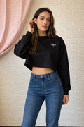Felpa Crop Nera con Spilla a Fiocco - Vestibilità Oversize
