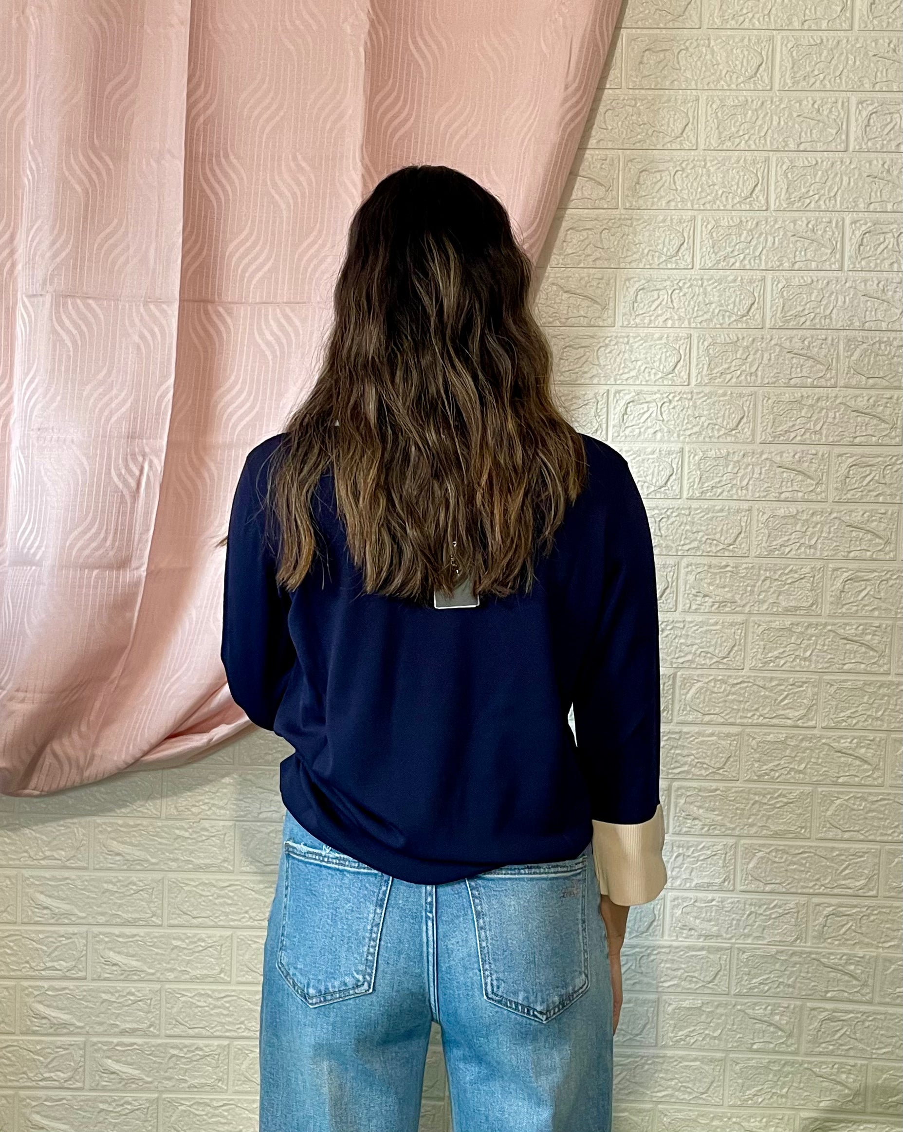 Blusa Blu Navy con Dettagli Celeste e Beige - Eleganza Luminosa