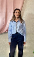 Camicia Bianca con Linea Nera - Dettaglio Elegante