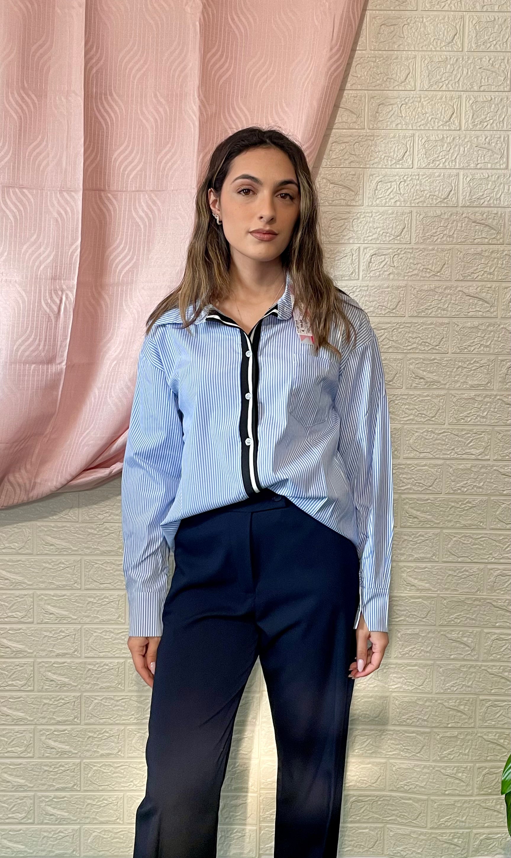 Camicia Bianca con Linea Nera - Dettaglio Elegante