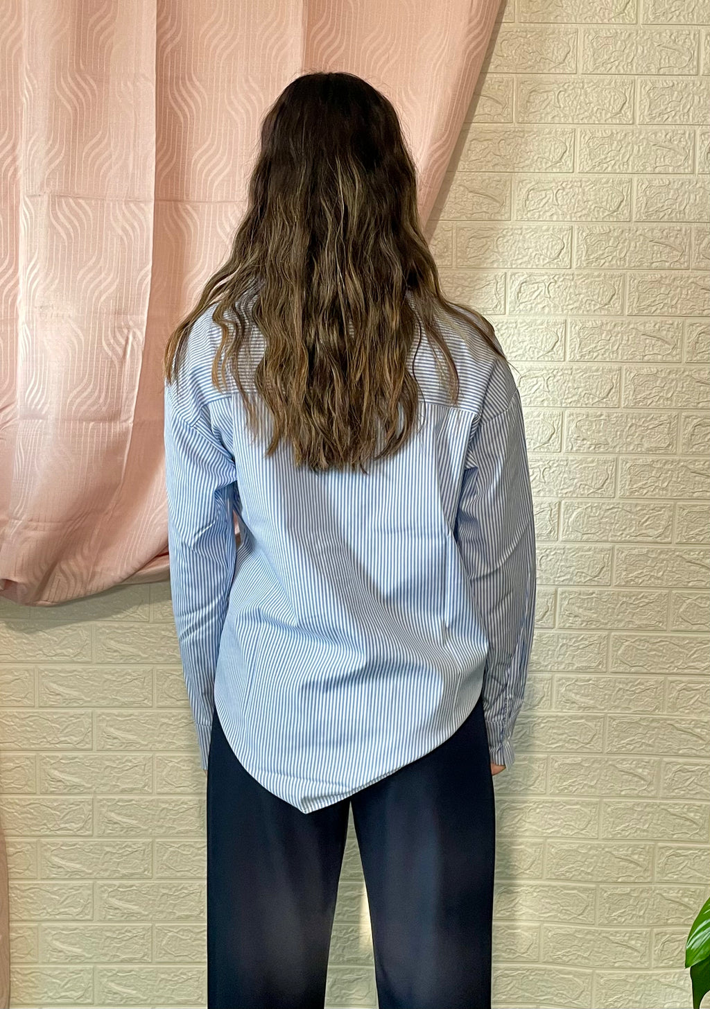 Camicia Bianca con Linea Nera - Dettaglio Elegante