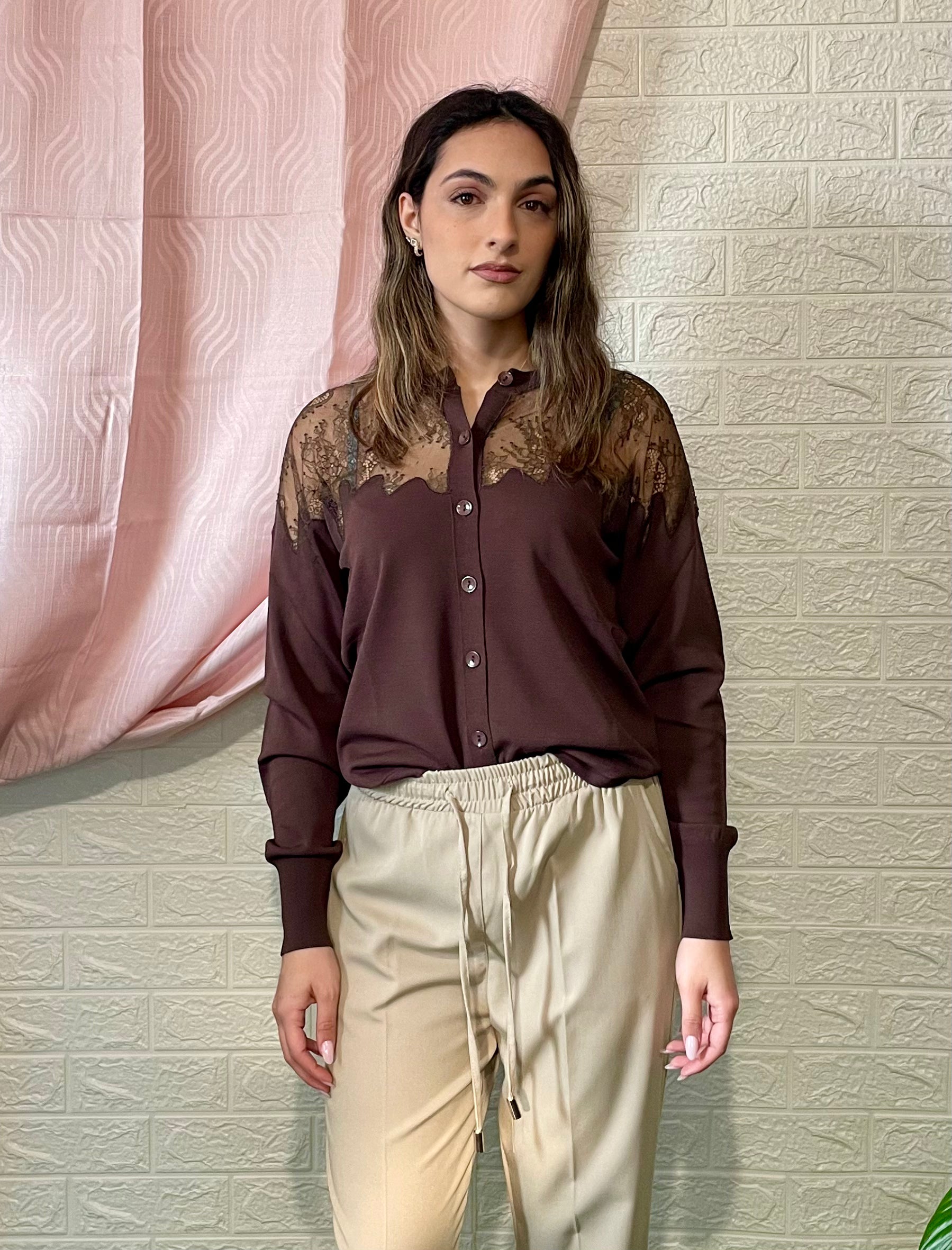 Blusa Marrone con Bottoni e Pizzo - Eleganza Romantica