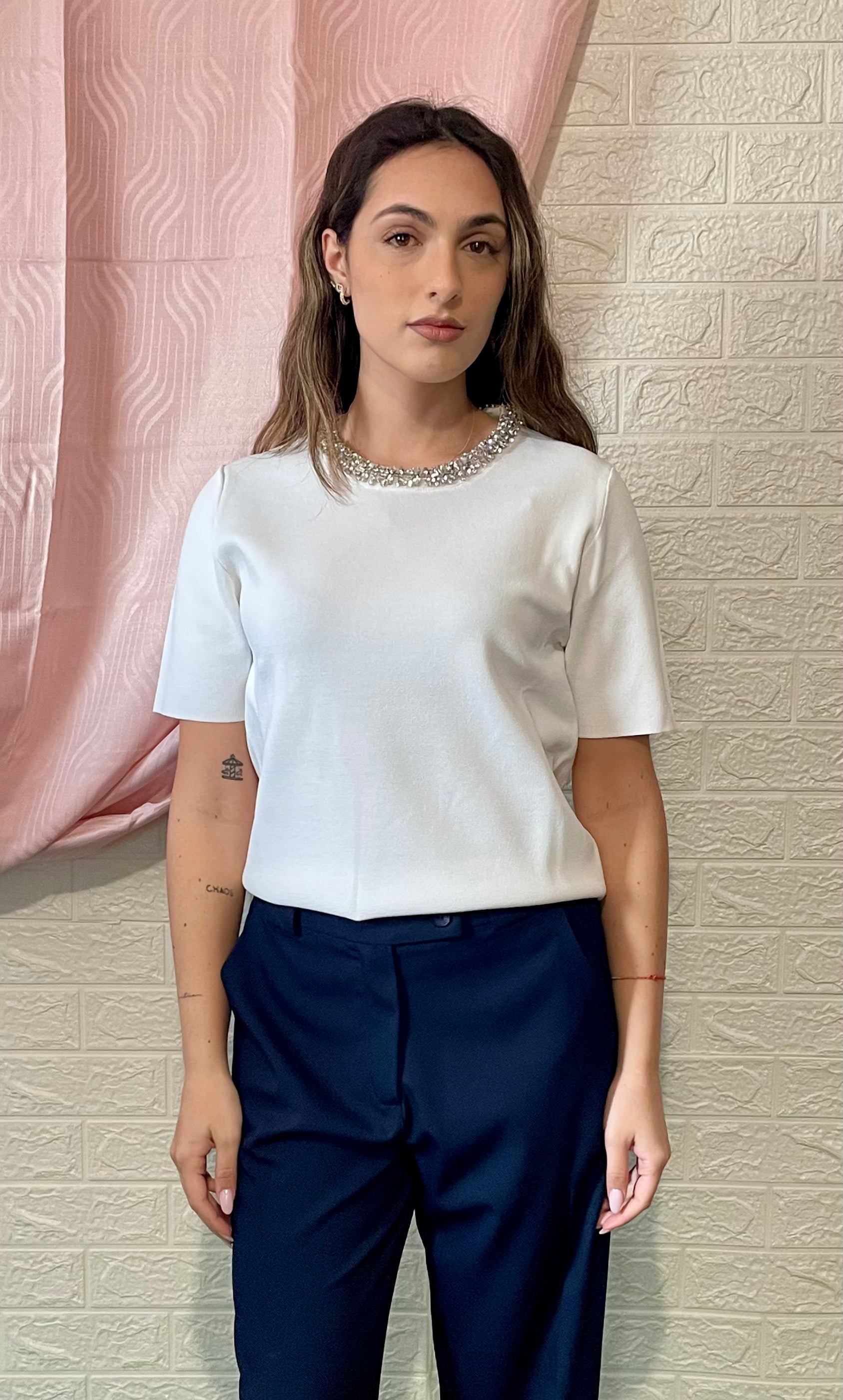 T-shirt Bianca/Nera con Collo Brillantinato - Eleganza Luminosa