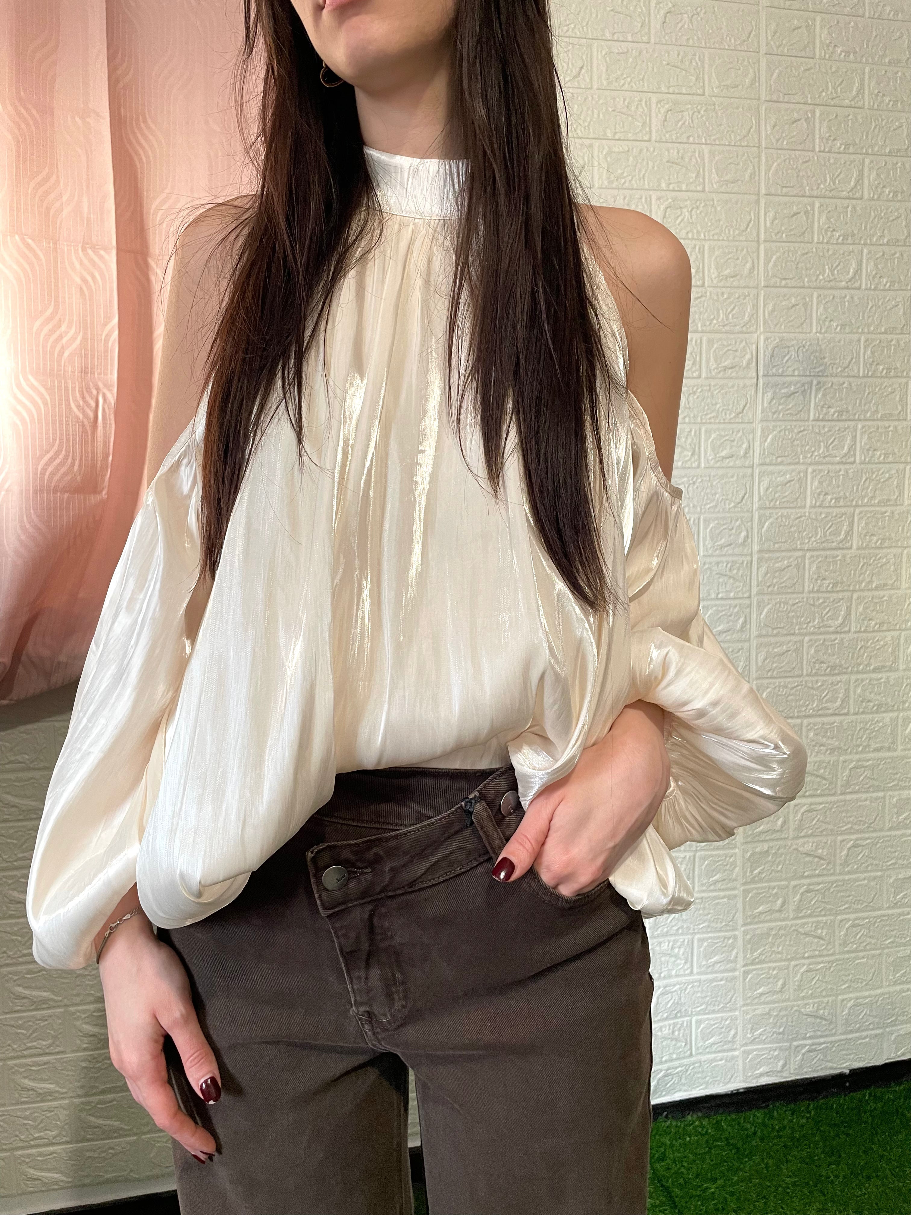 Camicia in Raso con Fiocco e Spalle Scoperte