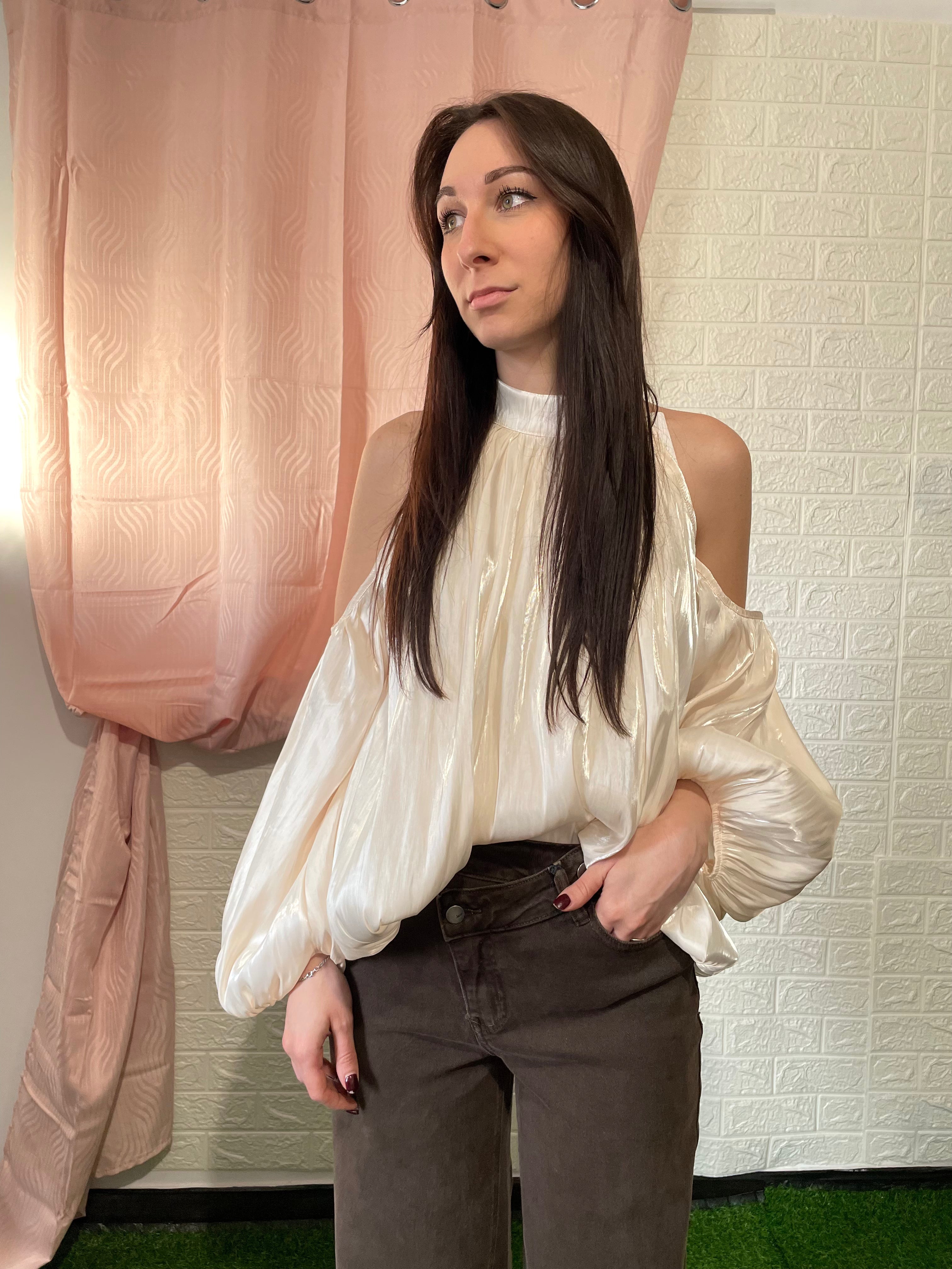 Camicia in Raso con Fiocco e Spalle Scoperte