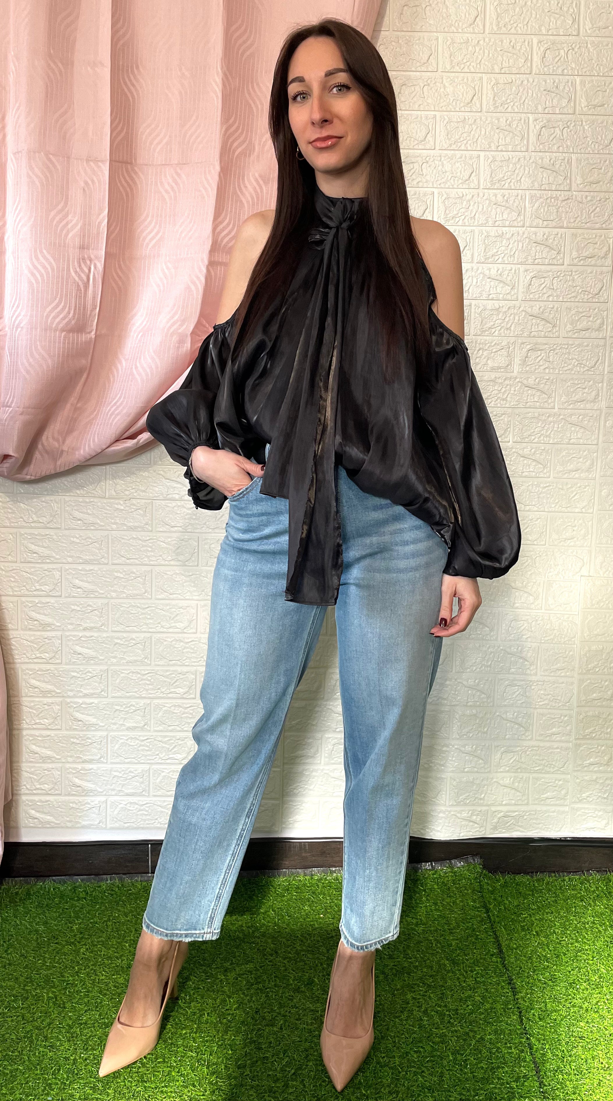 Camicia in Raso con Fiocco e Spalle Scoperte