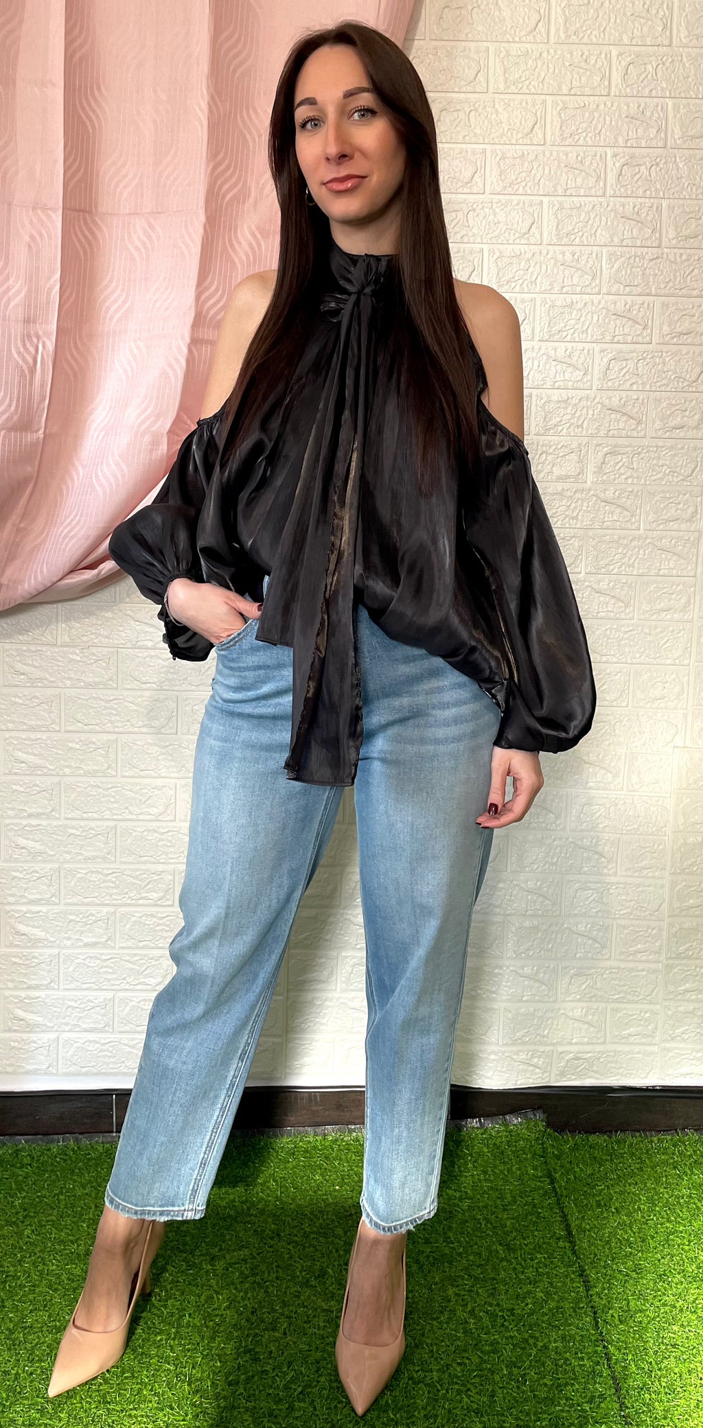 Camicia in Raso con Fiocco e Spalle Scoperte