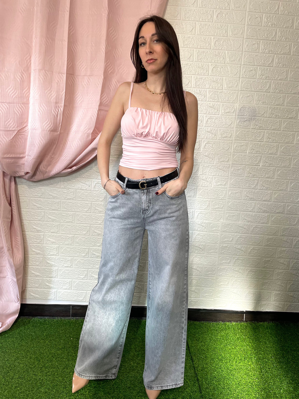 Jeans a Gamba Larga Delavé Grigio con Strappi e Dettagli Rosa