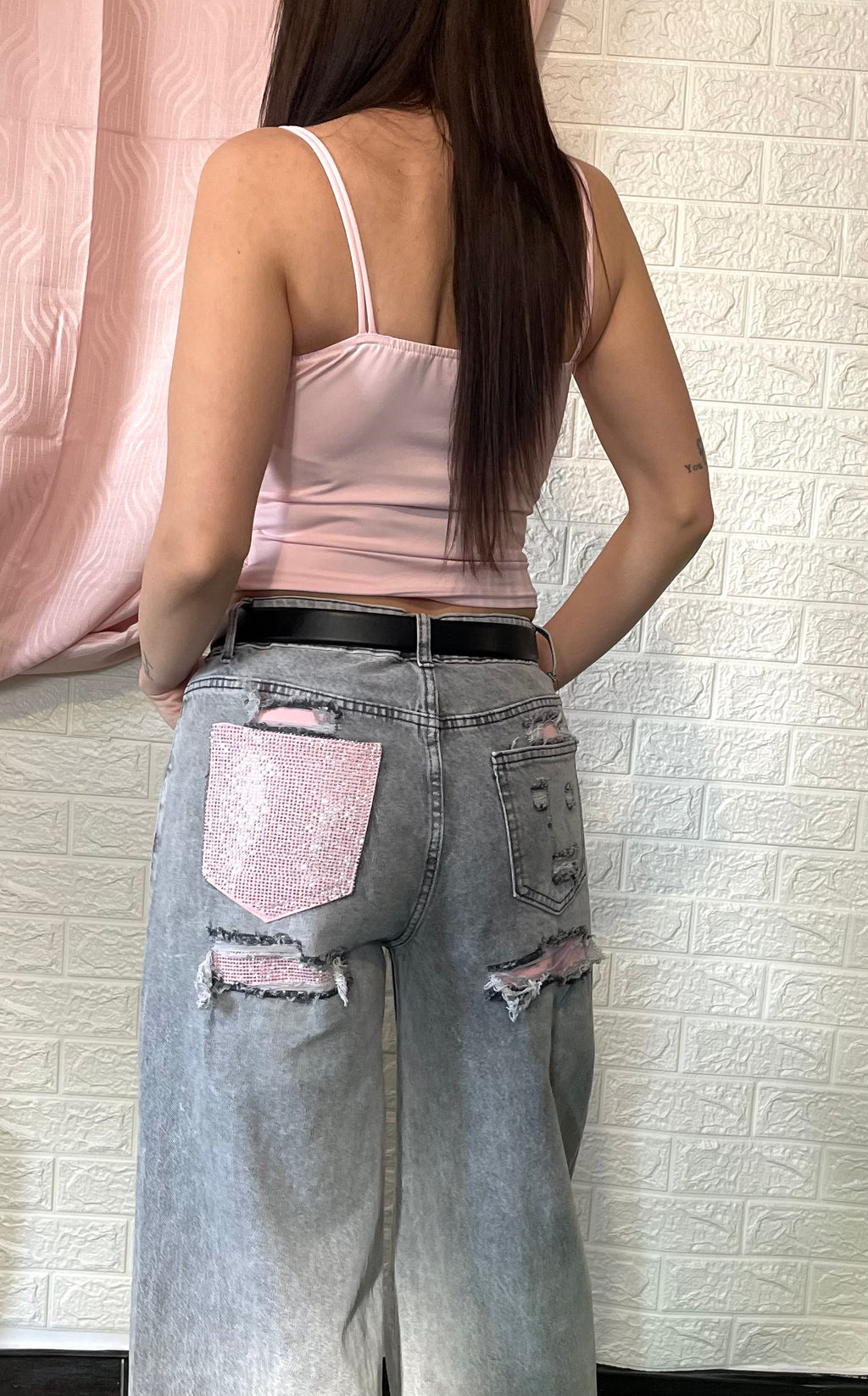 Jeans a Gamba Larga Delavé Grigio con Strappi e Dettagli Rosa