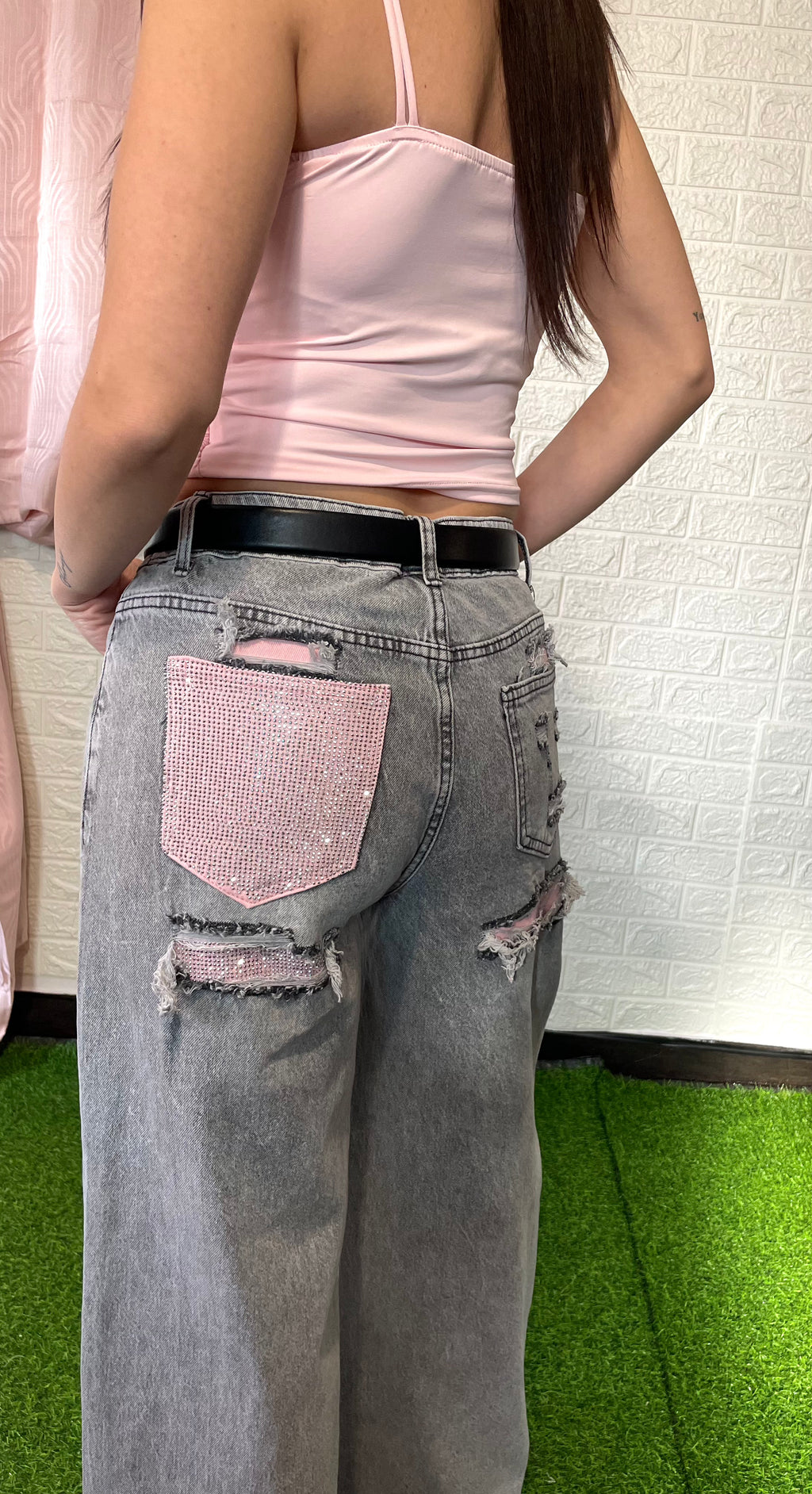 Jeans a Gamba Larga Delavé Grigio con Strappi e Dettagli Rosa