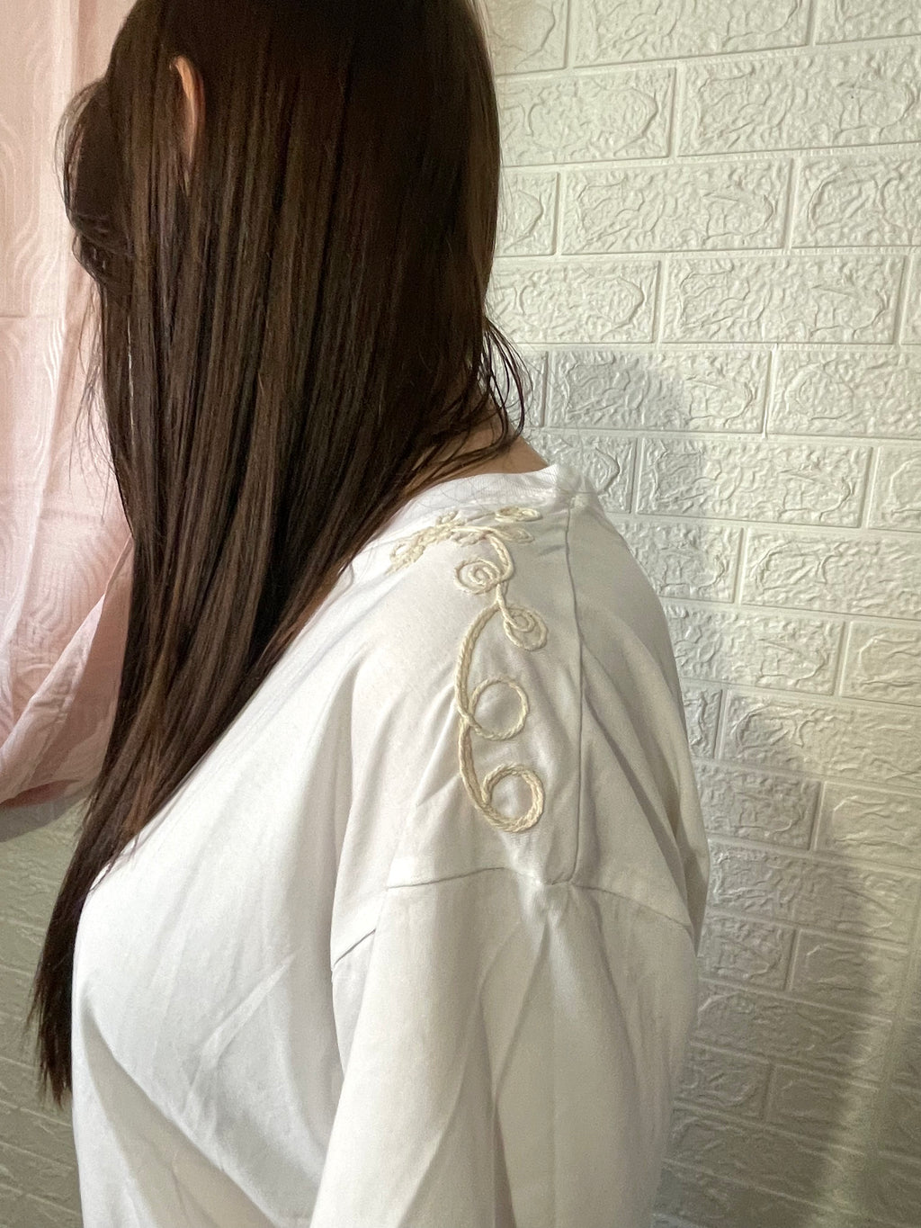 T-Shirt Bianca con Ricami sulle Spalle