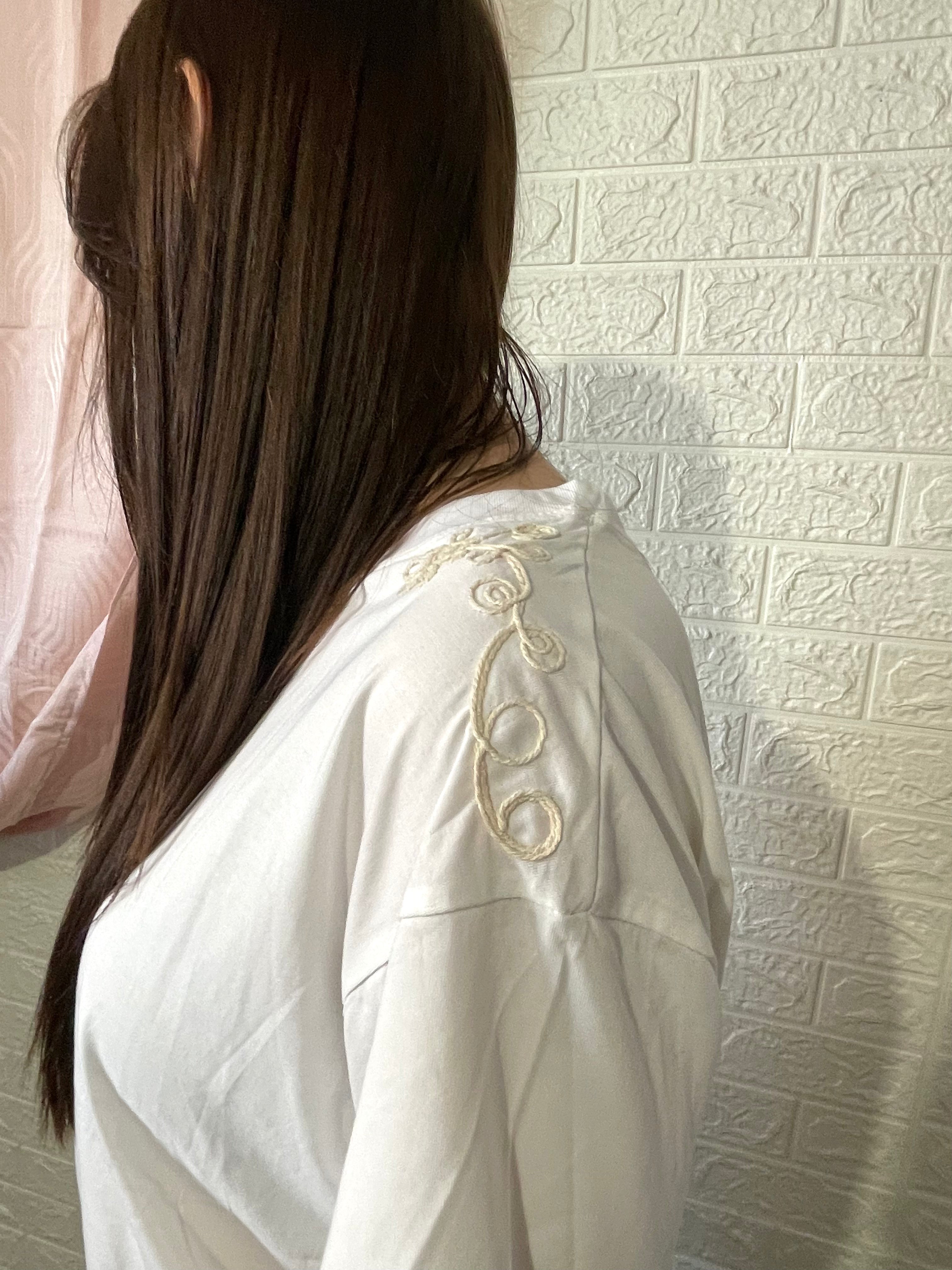 T-Shirt Bianca con Ricami sulle Spalle