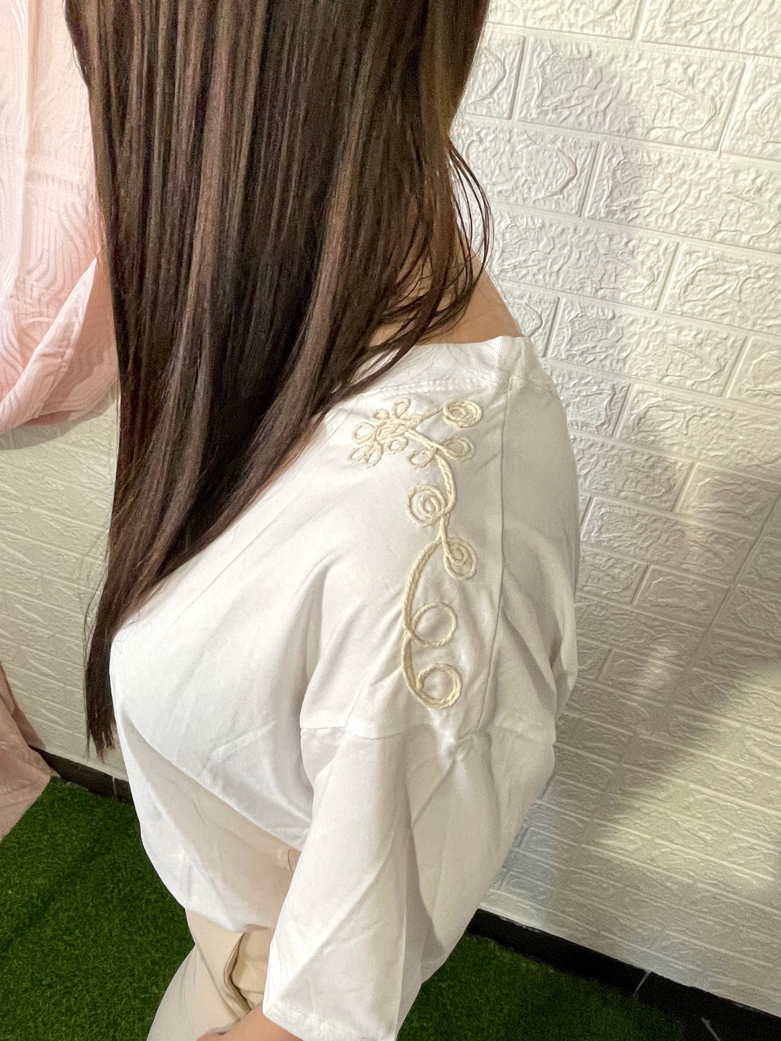 T-Shirt Bianca con Ricami sulle Spalle