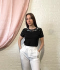 T-Shirt con Inserti Colorati su Collo e Spalle - Bianca e Nera