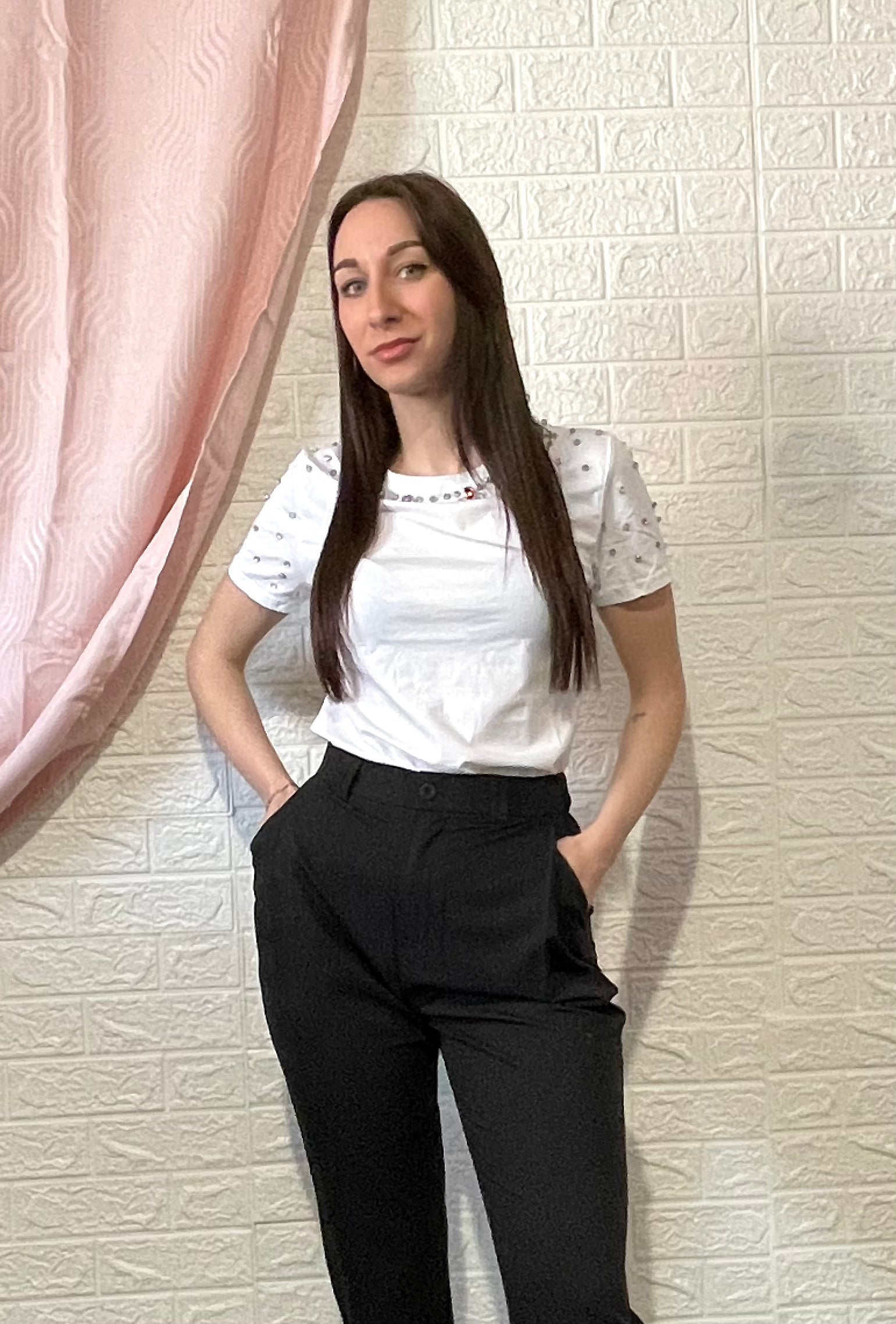 T-Shirt con Inserti Colorati su Collo e Spalle - Bianca e Nera