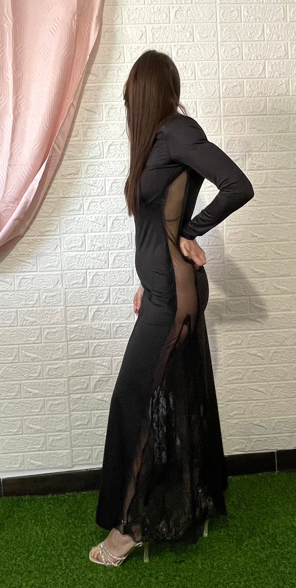 Abito Elegante Nero con Trasparenze Laterali