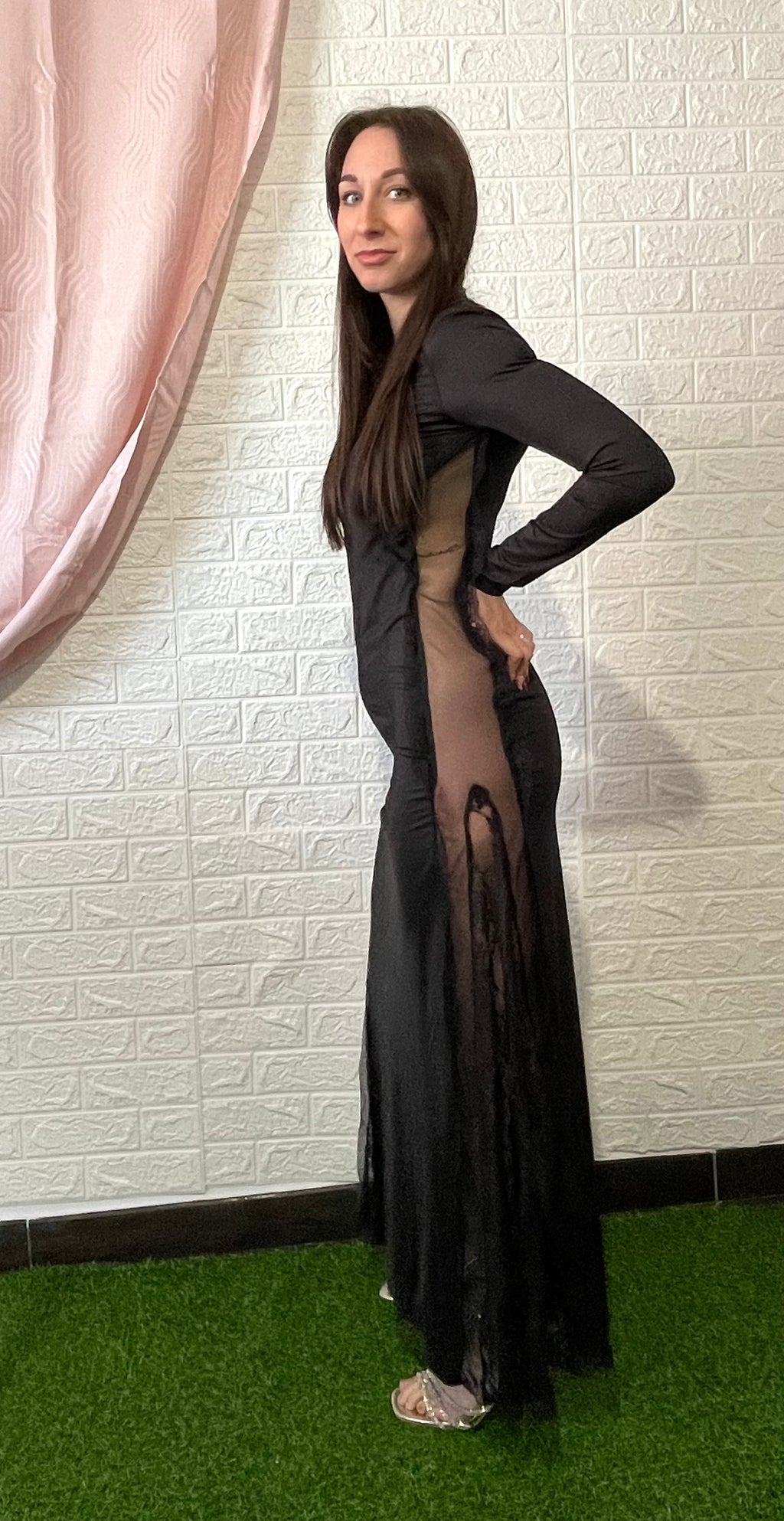 Abito Elegante Nero con Trasparenze Laterali