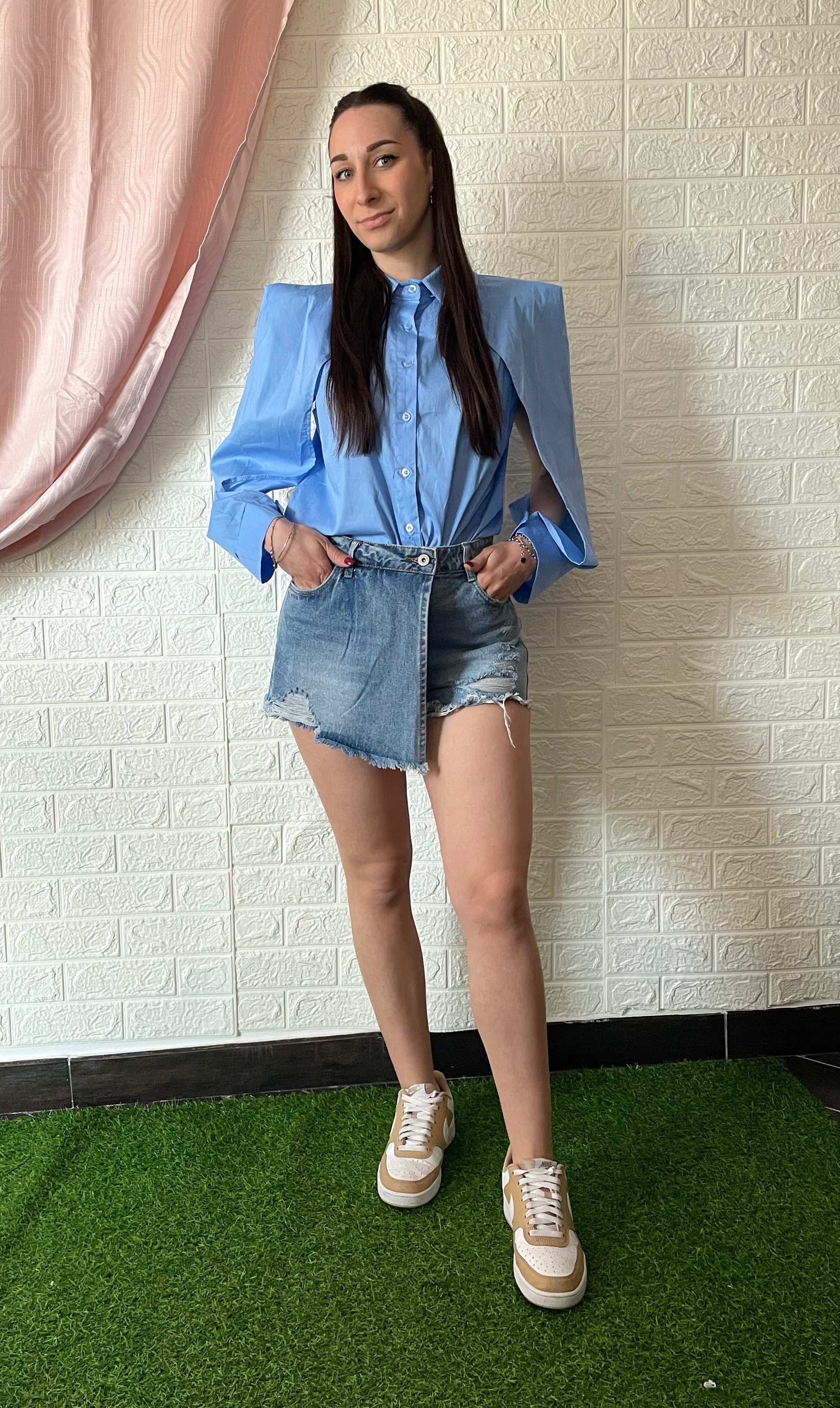 Camicia Azzurra con Spalle Strutturate e Apertura alle Maniche