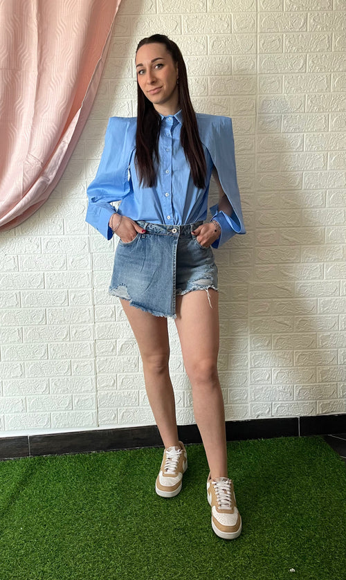 Camicia Azzurra con Spalle Strutturate e Apertura alle Maniche