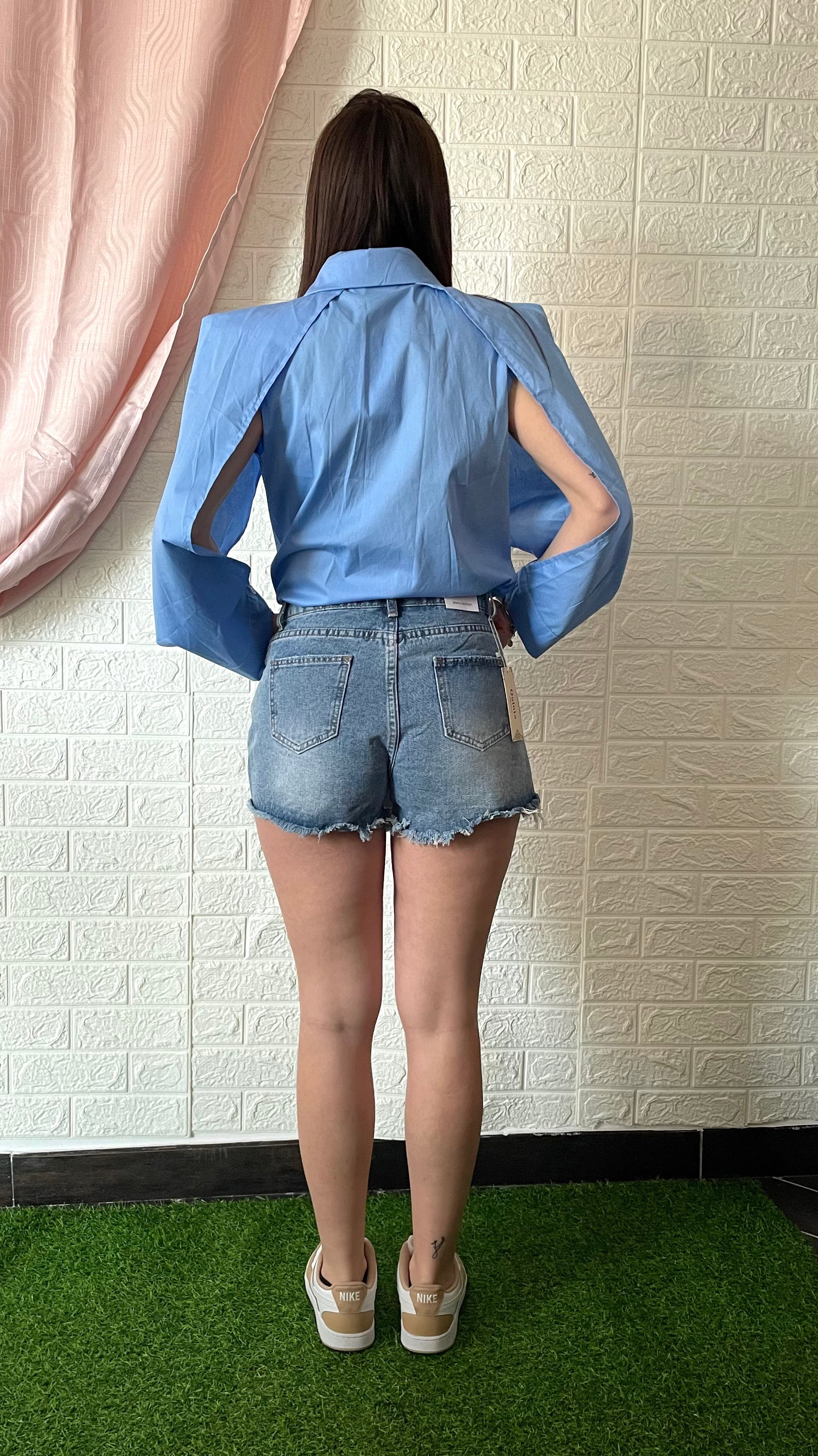 Camicia Azzurra con Spalle Strutturate e Apertura alle Maniche