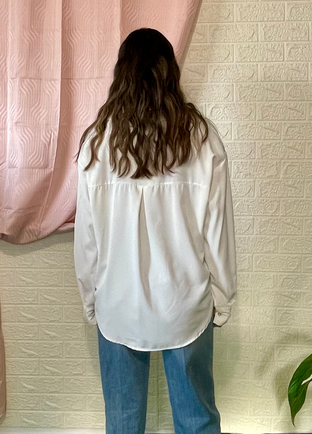 Camicia Bianca Oversize con Bottoni Diamantati - Eleganza Preziosa