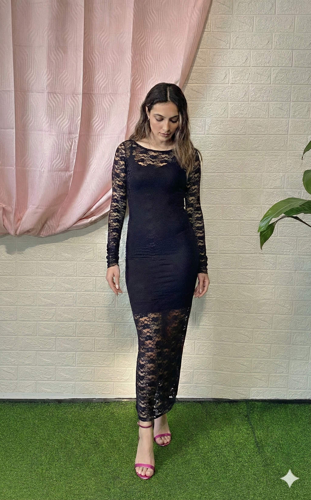Abito Nero in Pizzo con Spacco - Eleganza Seducente