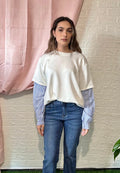 Felpa Bianca con Maniche a Righe Blu - Stile Layering