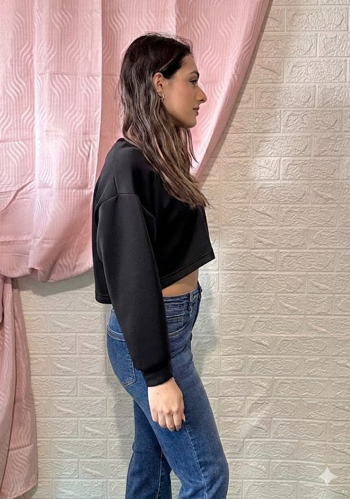 Felpa Crop Nera con Spilla a Fiocco - Vestibilità Oversize