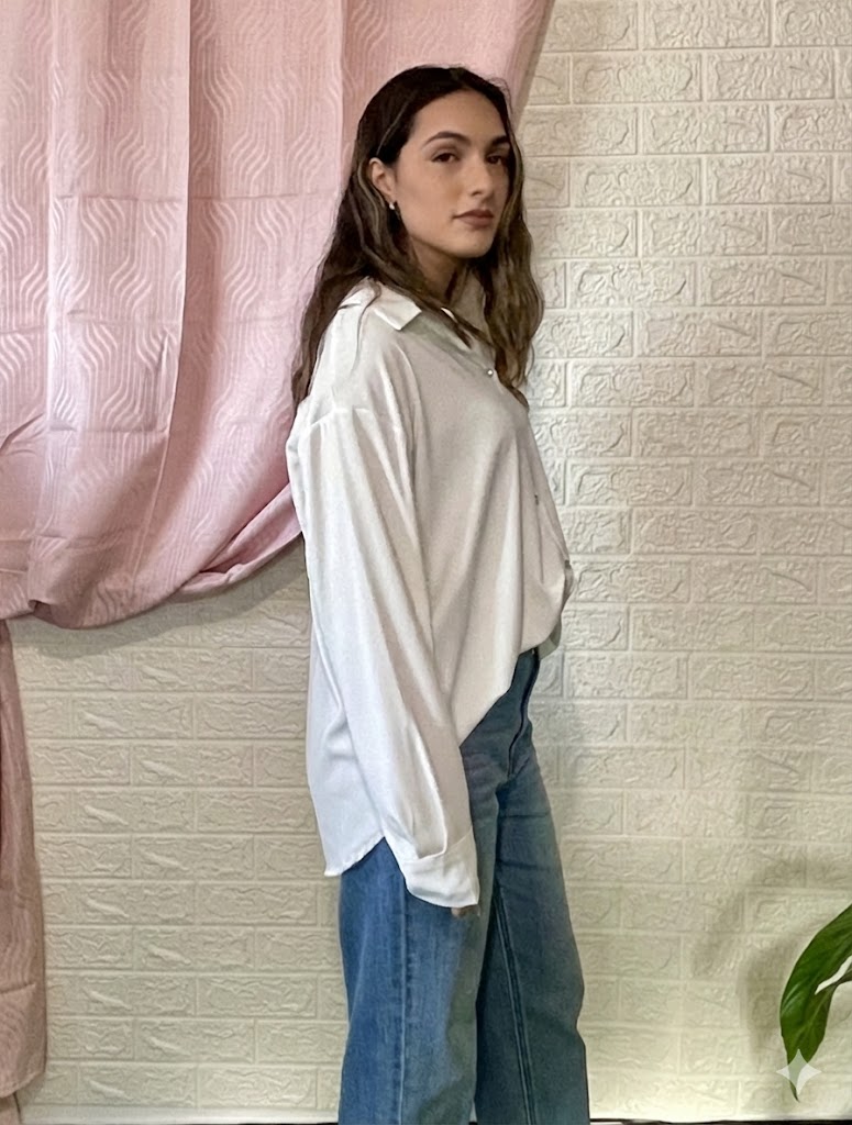 Camicia Bianca Oversize con Bottoni Diamantati - Eleganza Preziosa