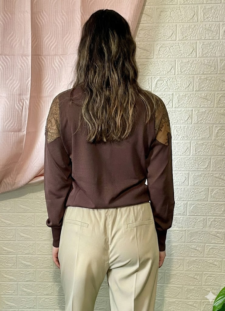 Blusa Marrone con Bottoni e Pizzo - Eleganza Romantica