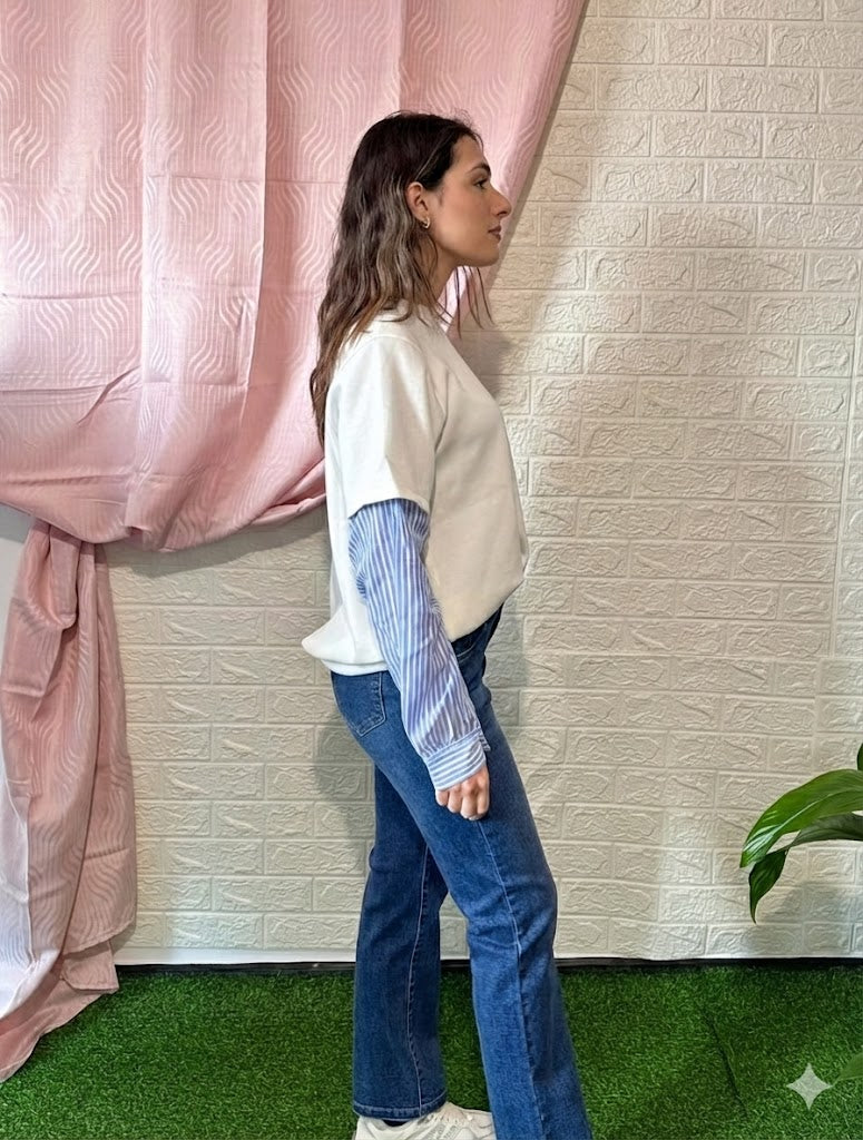 Felpa Bianca con Maniche a Righe Blu - Stile Layering