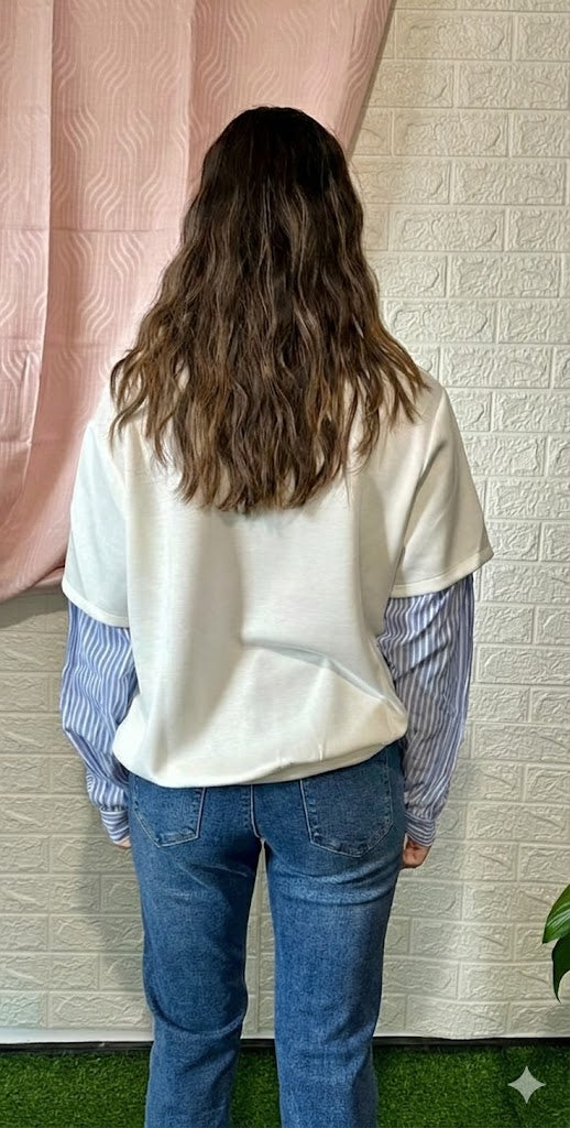 Felpa Bianca con Maniche a Righe Blu - Stile Layering