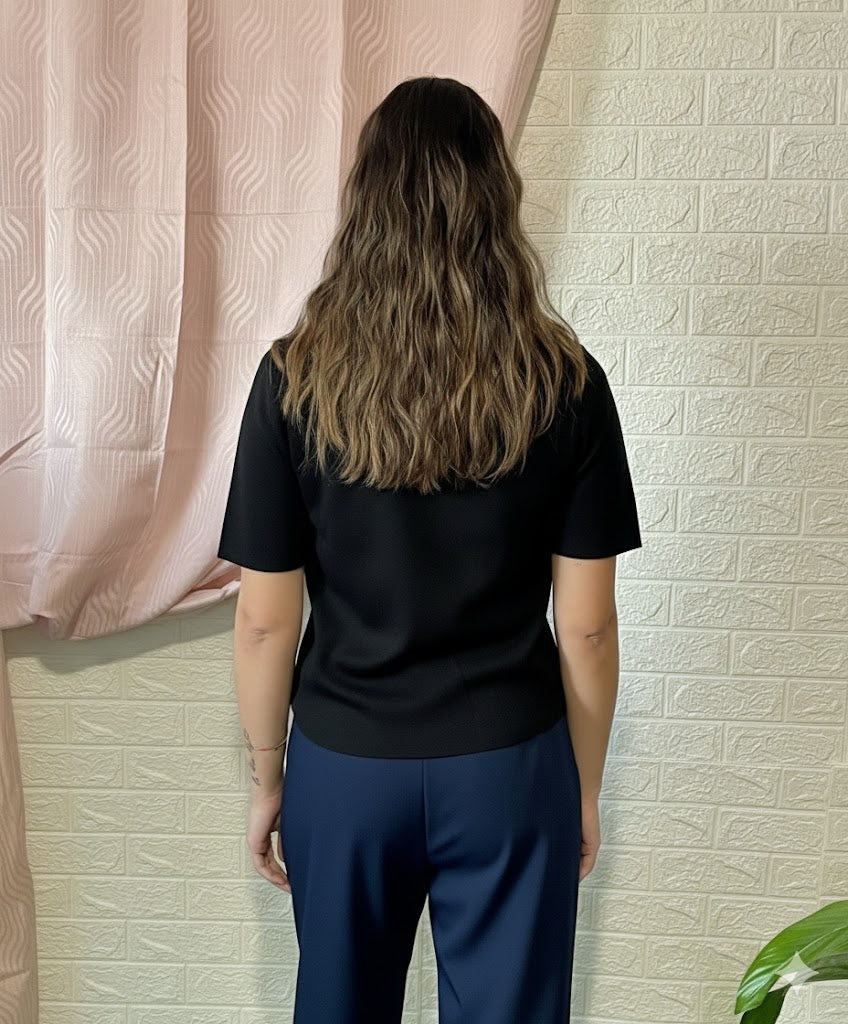 T-shirt Bianca/Nera con Collo Brillantinato - Eleganza Luminosa