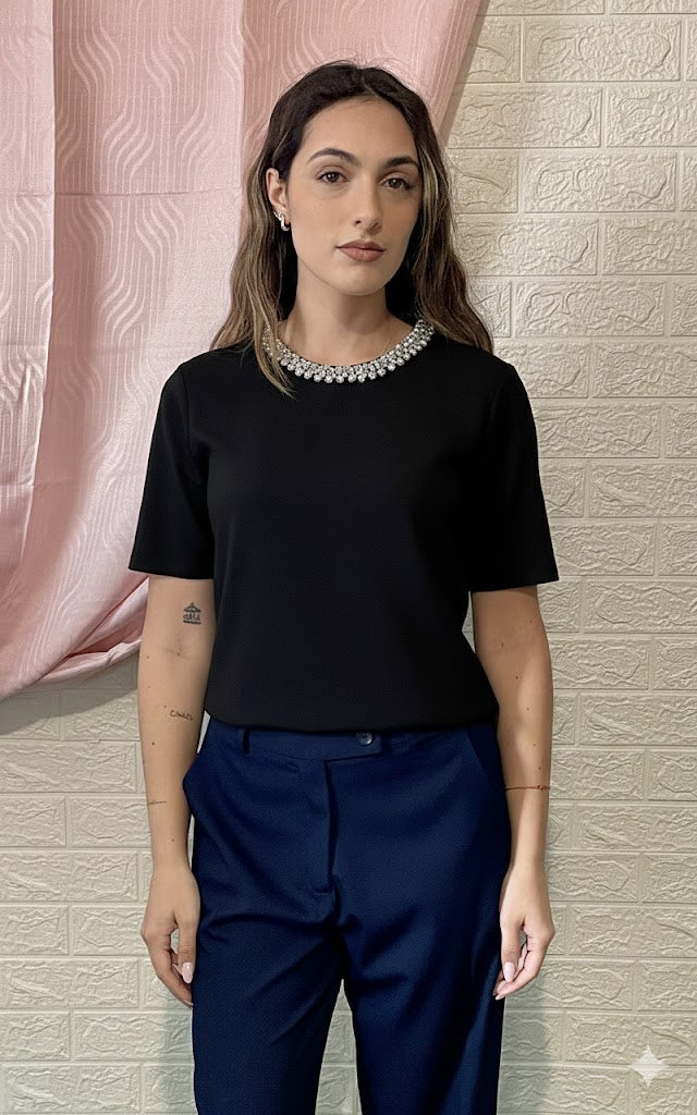T-shirt Bianca/Nera con Collo Brillantinato - Eleganza Luminosa