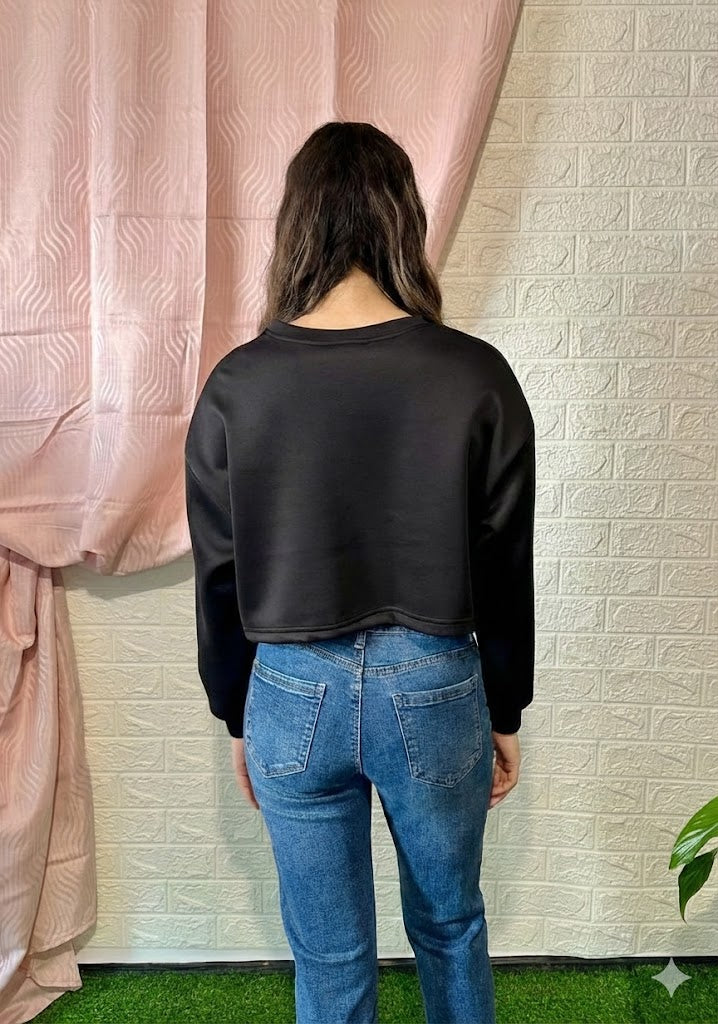 Felpa Crop Nera con Spilla a Fiocco - Vestibilità Oversize