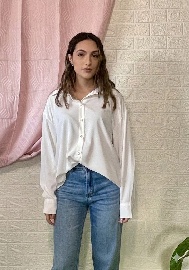 Camicia Bianca Oversize con Bottoni Diamantati - Eleganza Preziosa