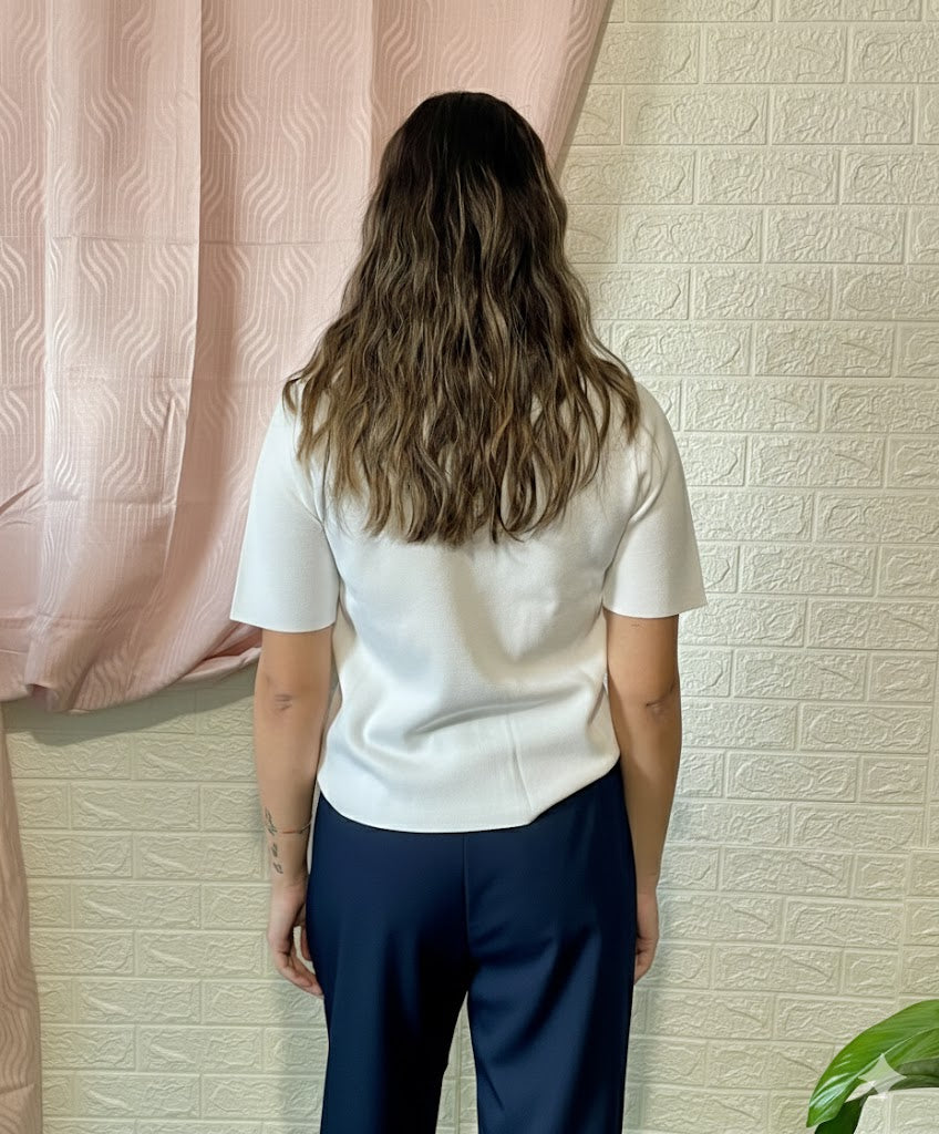 T-shirt Bianca/Nera con Collo Brillantinato - Eleganza Luminosa