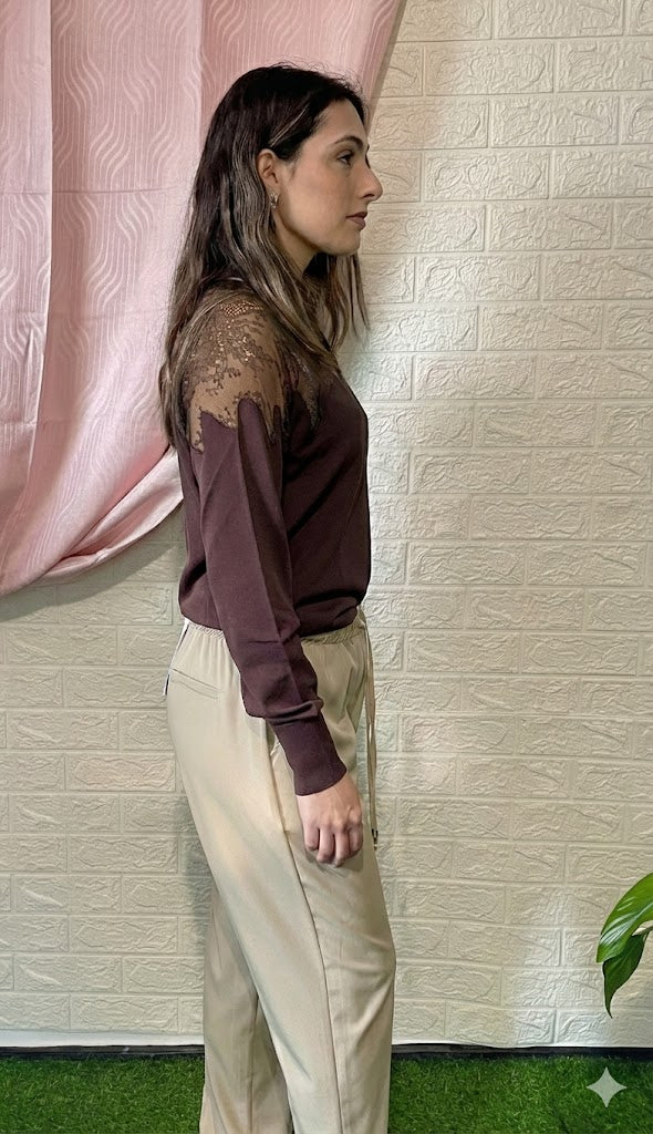 Blusa Marrone con Bottoni e Pizzo - Eleganza Romantica